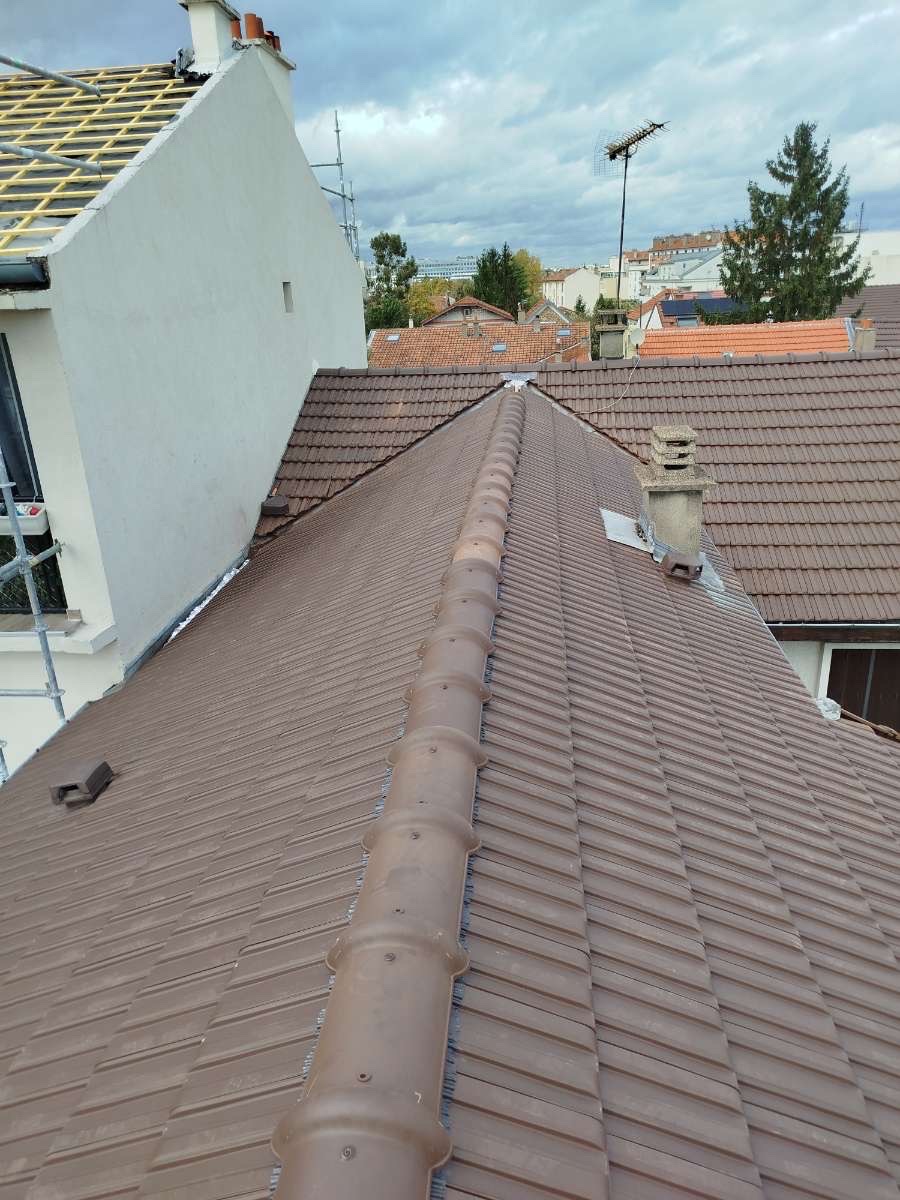 Faîtage en tuiles neuves et souche de cheminée enduite — chantier Simonard dans le 94