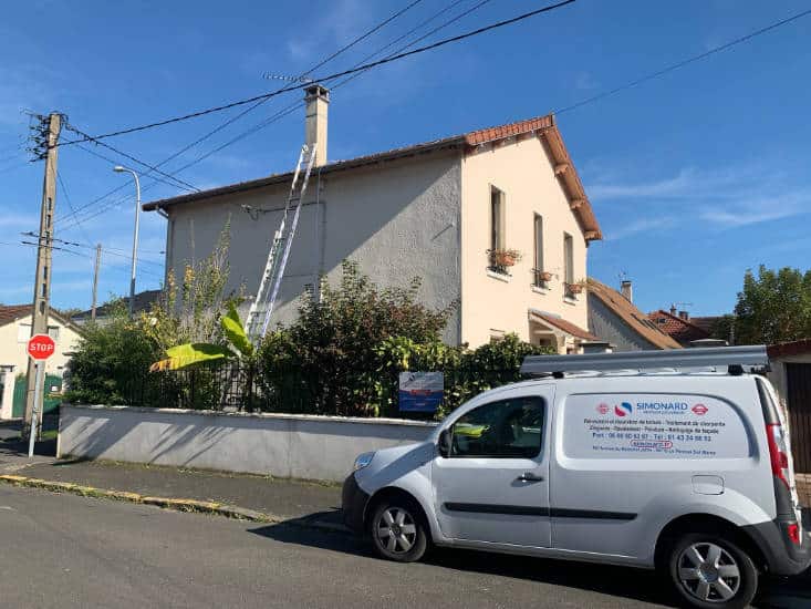 Kenny Simonard, artisan couvreur au Perreux-sur-Marne, devant un pavillon en rénovation