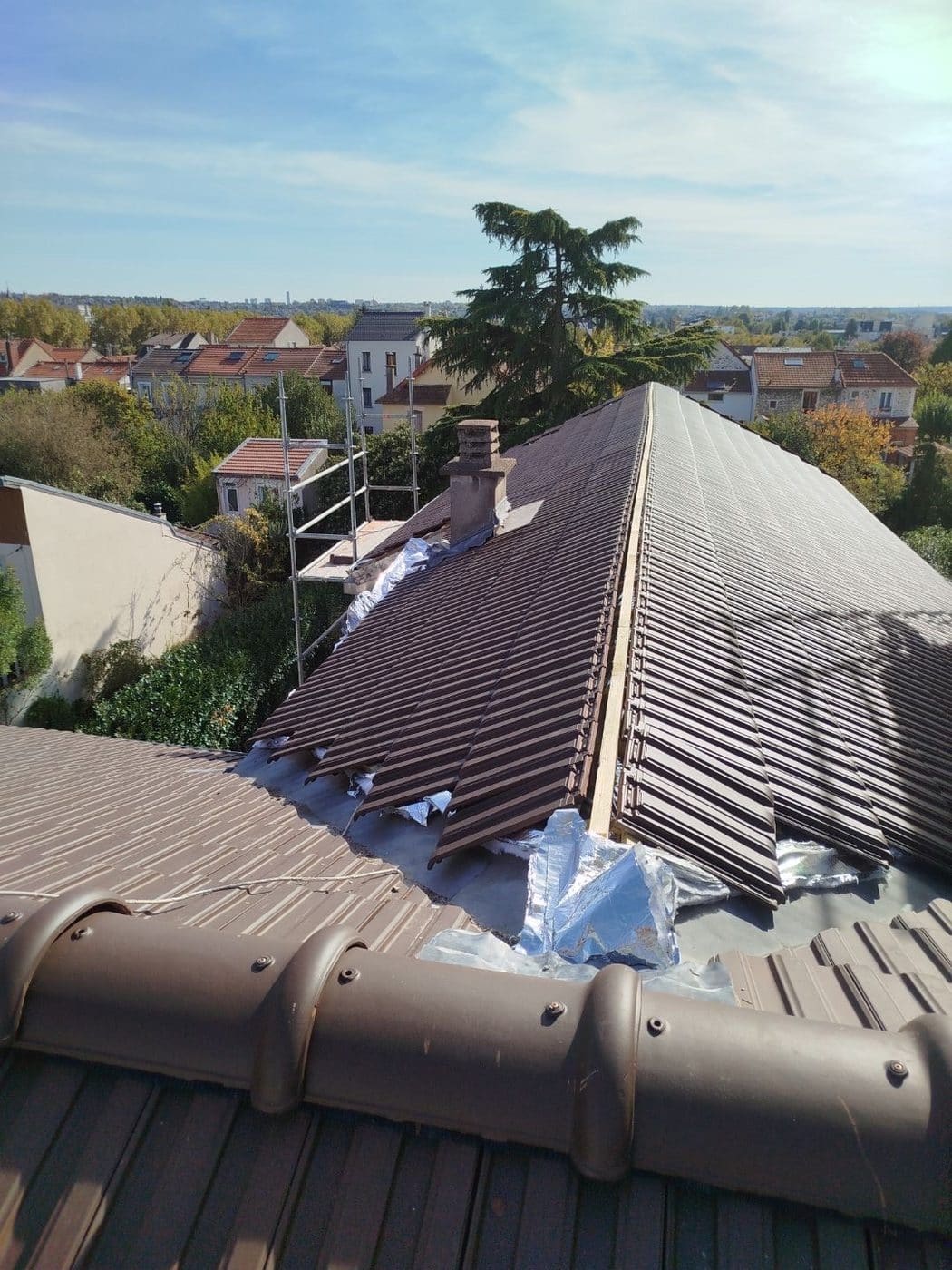 Diagnostic de toiture : vue panoramique sur cheminée et tuiles dans le 94