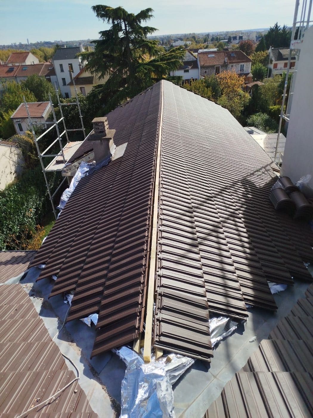 Réparation d'arêtier de toiture en cours, artisan couvreur Simonard 94