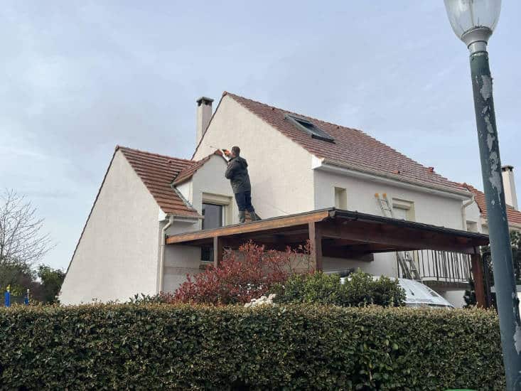 Application de traitement hydrofuge sur toiture par M. Simonard couvreur 94