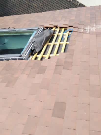 Installation d'un Velux en gros plan par M. Simonard, couvreur dans le 94