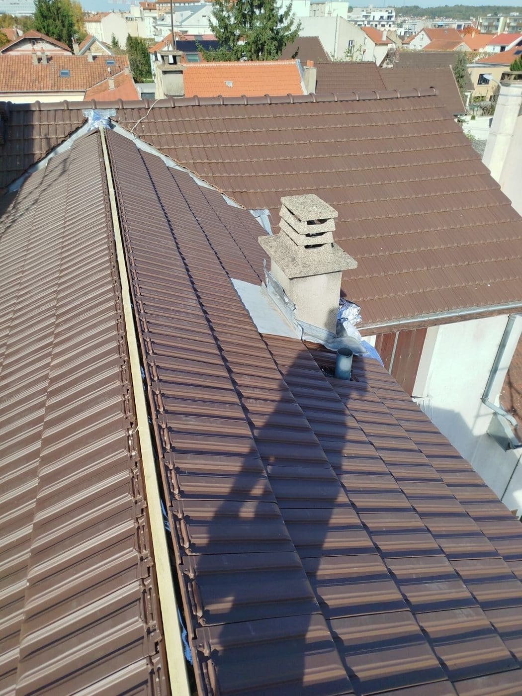 Travaux de zinguerie : cheminée bordée de zinc sur toiture tuiles, M. Simonard couvreur 94