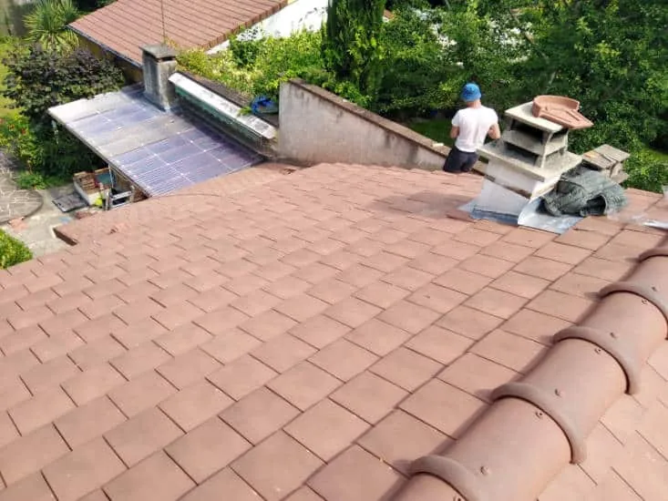 Intervention sur une toiture en tuiles plates — M. Simonard, couvreur à Maisons-Alfort
