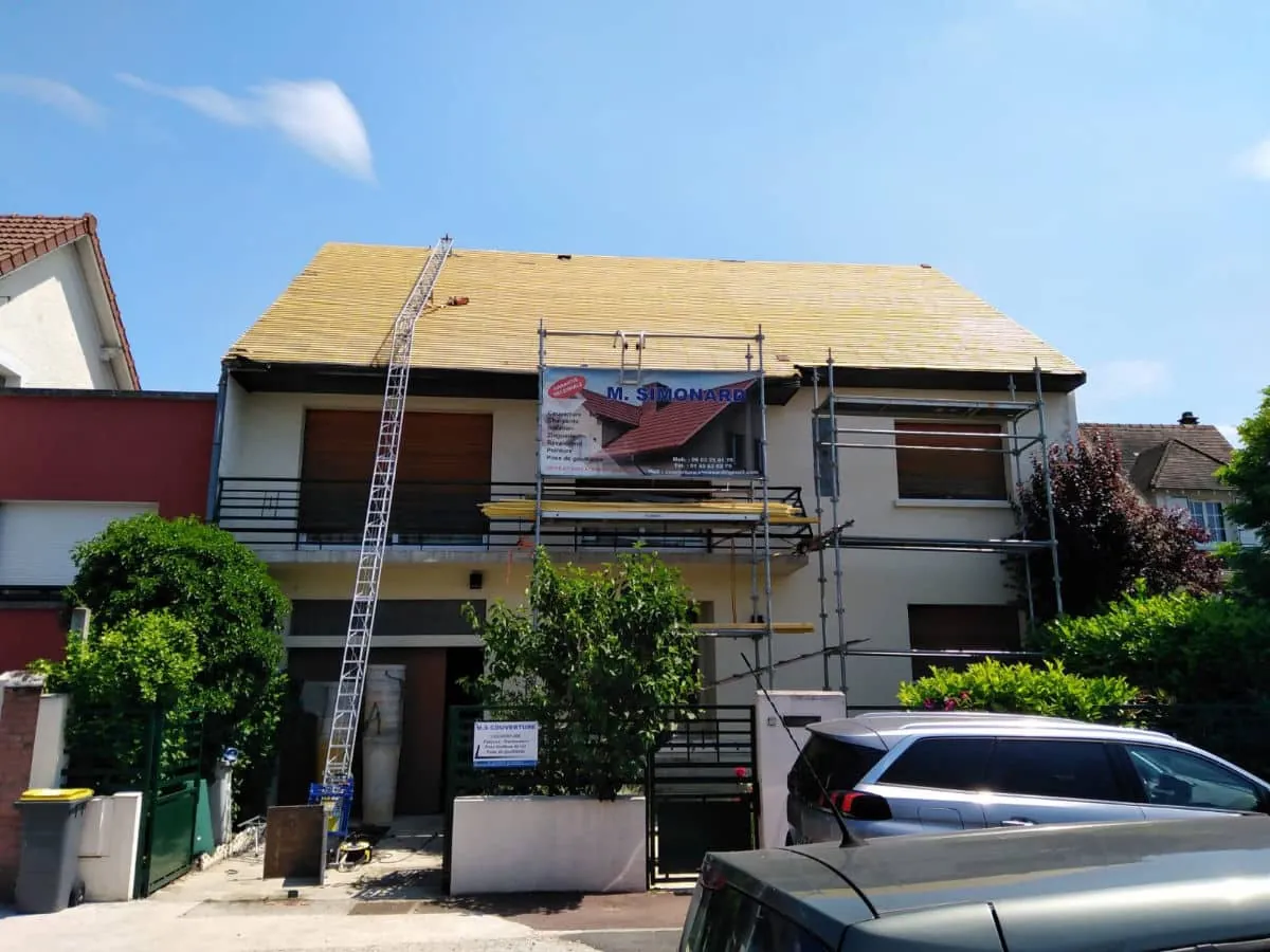 Banderole Simonard sur un chantier de toiture sous échafaudage — M. Simonard, couvreur à Saint-Maurice