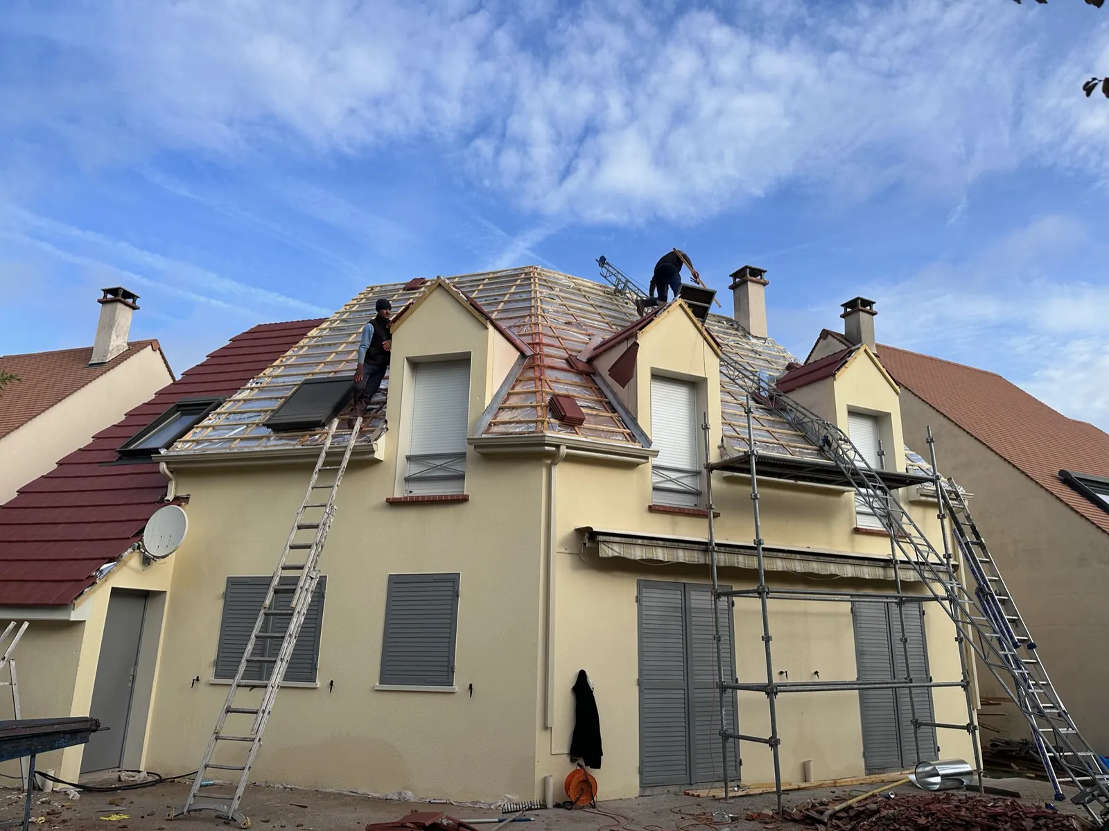 Chantier de toiture sur un pavillon, échelles en place — M. Simonard, couvreur à Nogent-sur-Marne