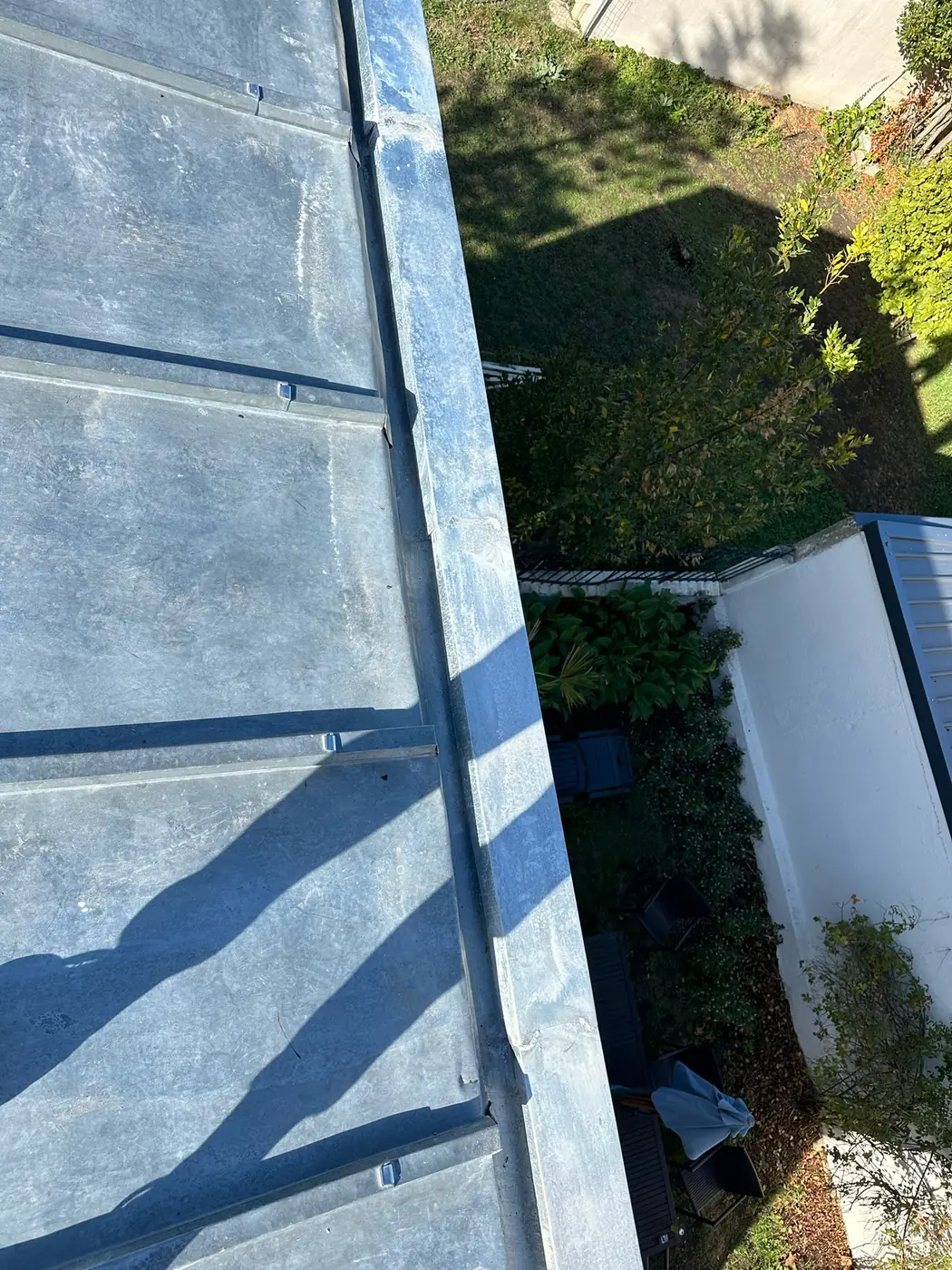 Rive en zinc et couvre-joints vus d'en haut — M. Simonard