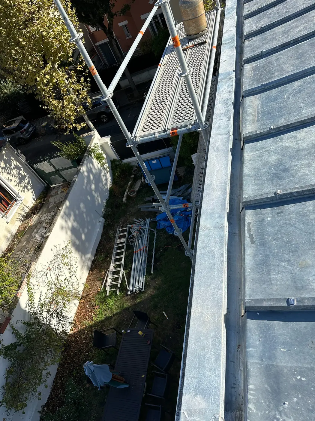 Échafaudage de chantier le long de la toiture en zinc — M. Simonard