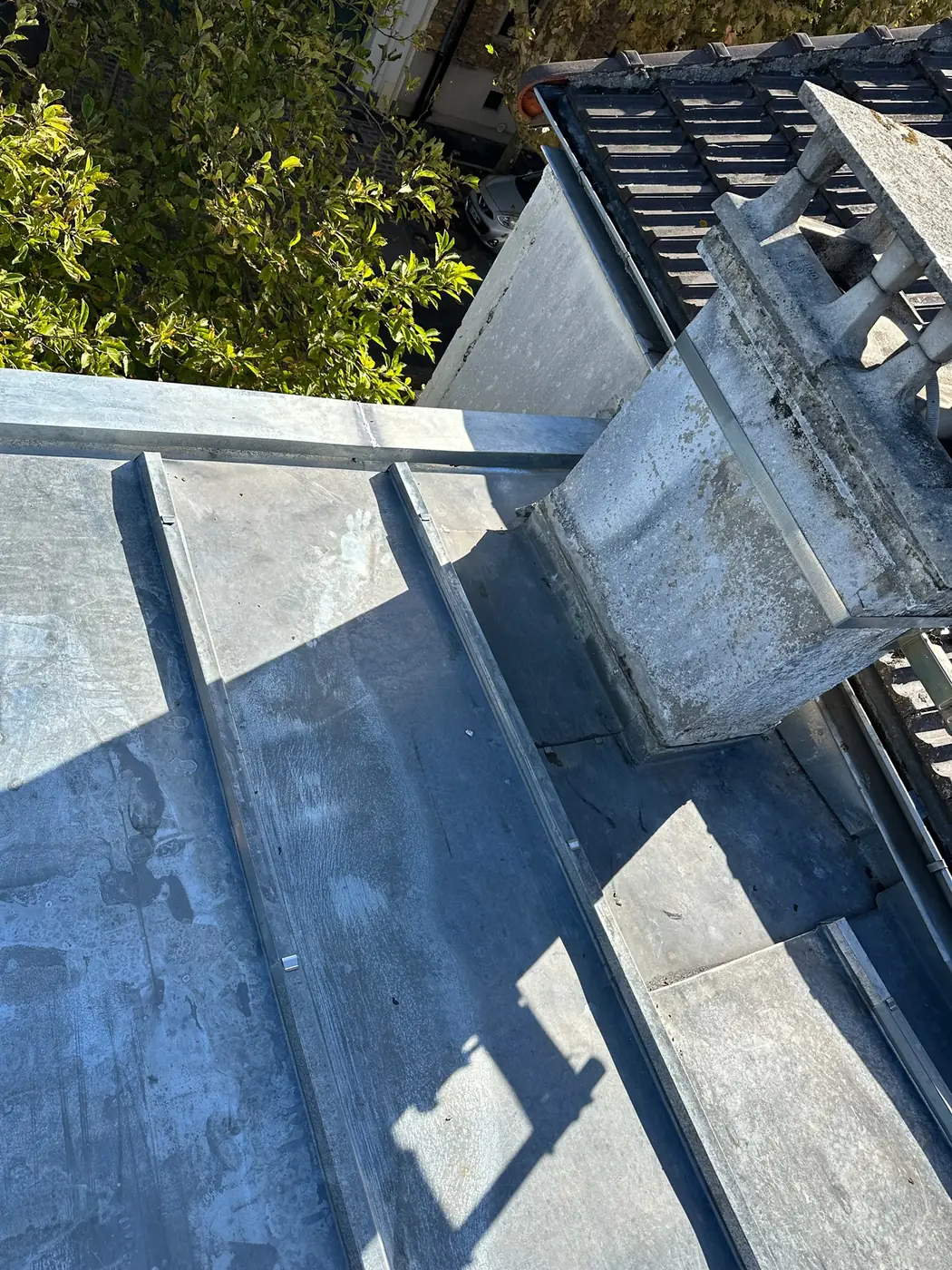 Raccord de la couverture en zinc autour de la cheminée, Le Perreux-sur-Marne — M. Simonard, couvreur dans le Val-de-Marne