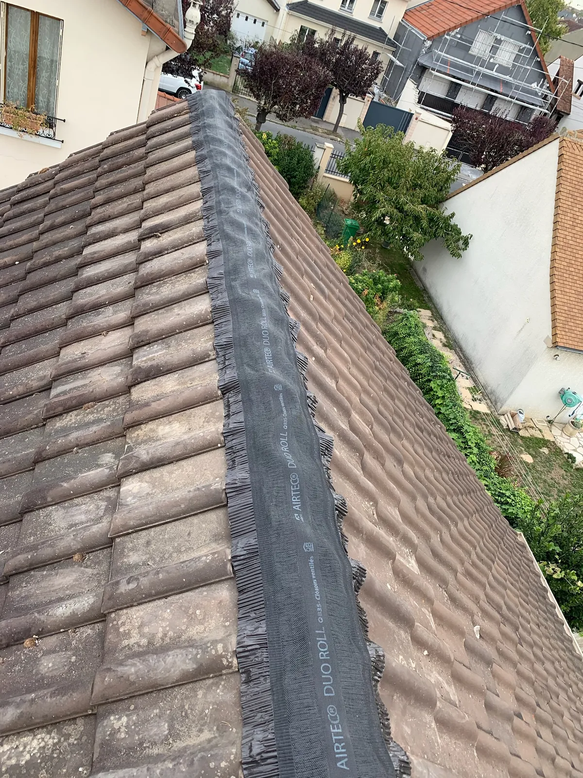 Faîtage et closoir ventilé sur une toiture en tuiles — M. Simonard, couvreur dans le Val-de-Marne