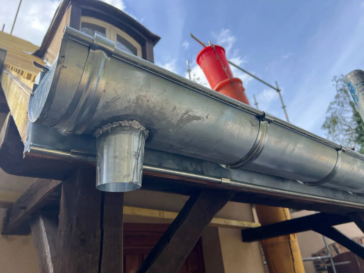 Gouttière et descente en zinc posées sur un chantier — M. Simonard, couvreur à Villeneuve-Saint-Georges