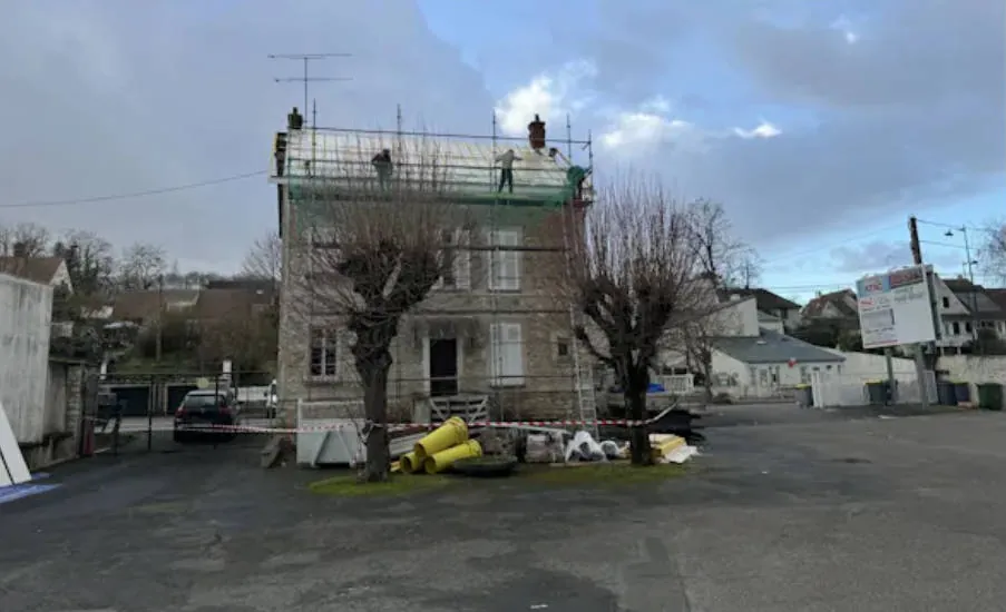 Immeuble sous échafaudage pendant un chantier de couverture — M. Simonard, couvreur à Maisons-Alfort