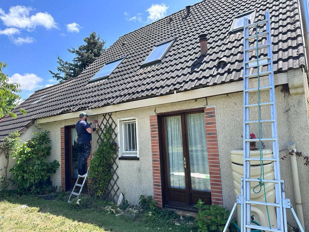 Installation d'une gouttière par l'artisan — M. Simonard, couvreur à Sucy-en-Brie