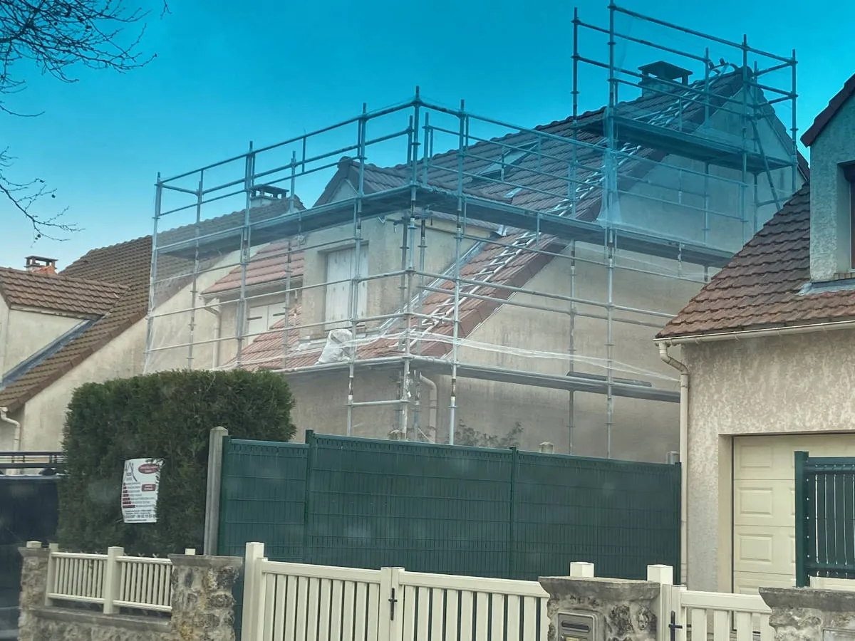 Maison sous échafaudage pendant un chantier de couverture — M. Simonard, couvreur à Charenton-le-Pont