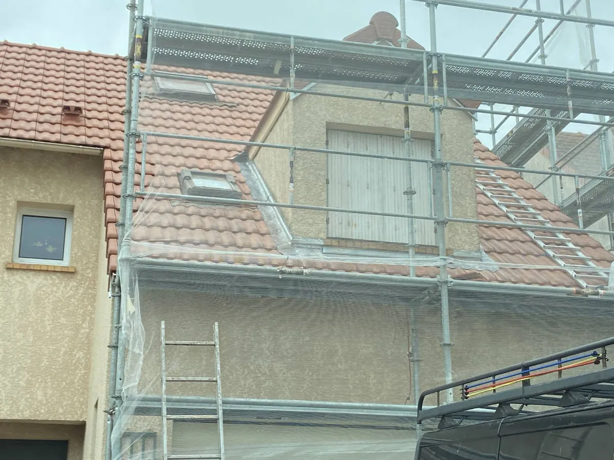 Toiture en tuiles derrière l'échafaudage du chantier — M. Simonard, couvreur à Sucy-en-Brie