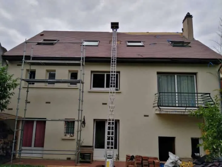 Monte-charge installé pour le remplacement d'une toiture — M. Simonard