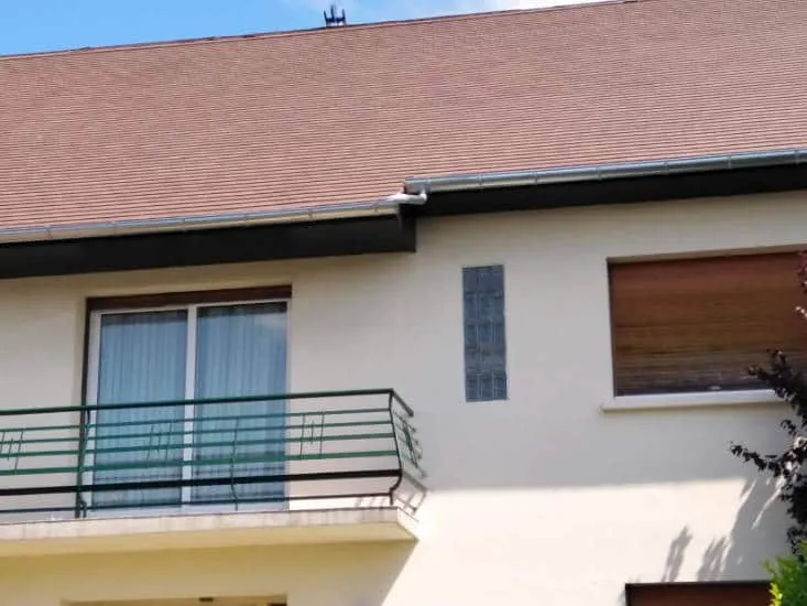 Pavillon avec balcon et toiture en tuiles — M. Simonard, couvreur dans le Val-de-Marne