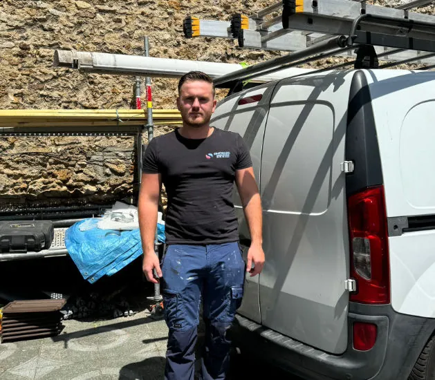 Kenny Simonard devant son véhicule d'intervention — M. Simonard, couvreur dans le Val-de-Marne