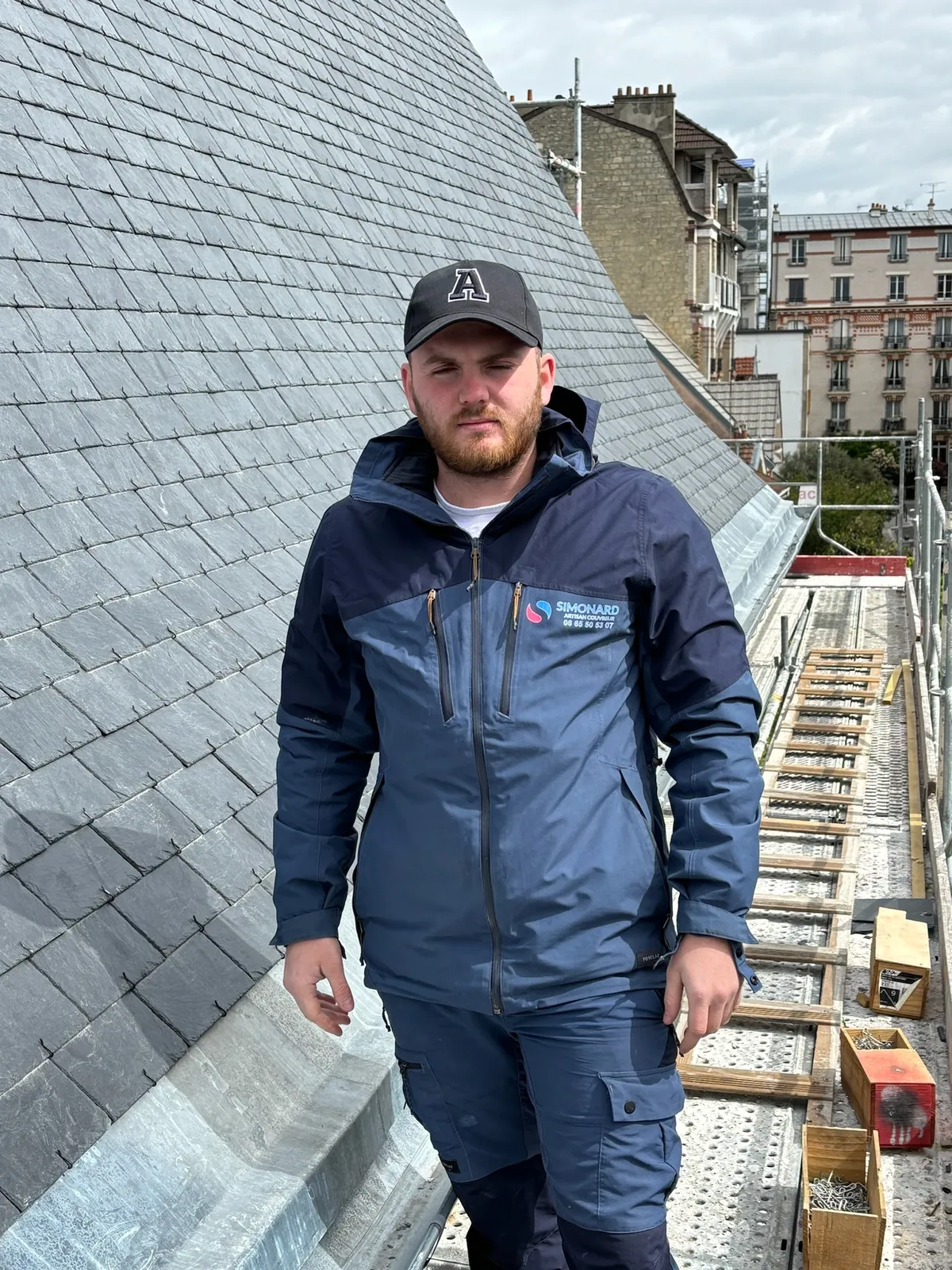 Kenny Simonard, artisan couvreur zingueur, sur un chantier en ardoise — M. Simonard, couvreur à Maisons-Alfort