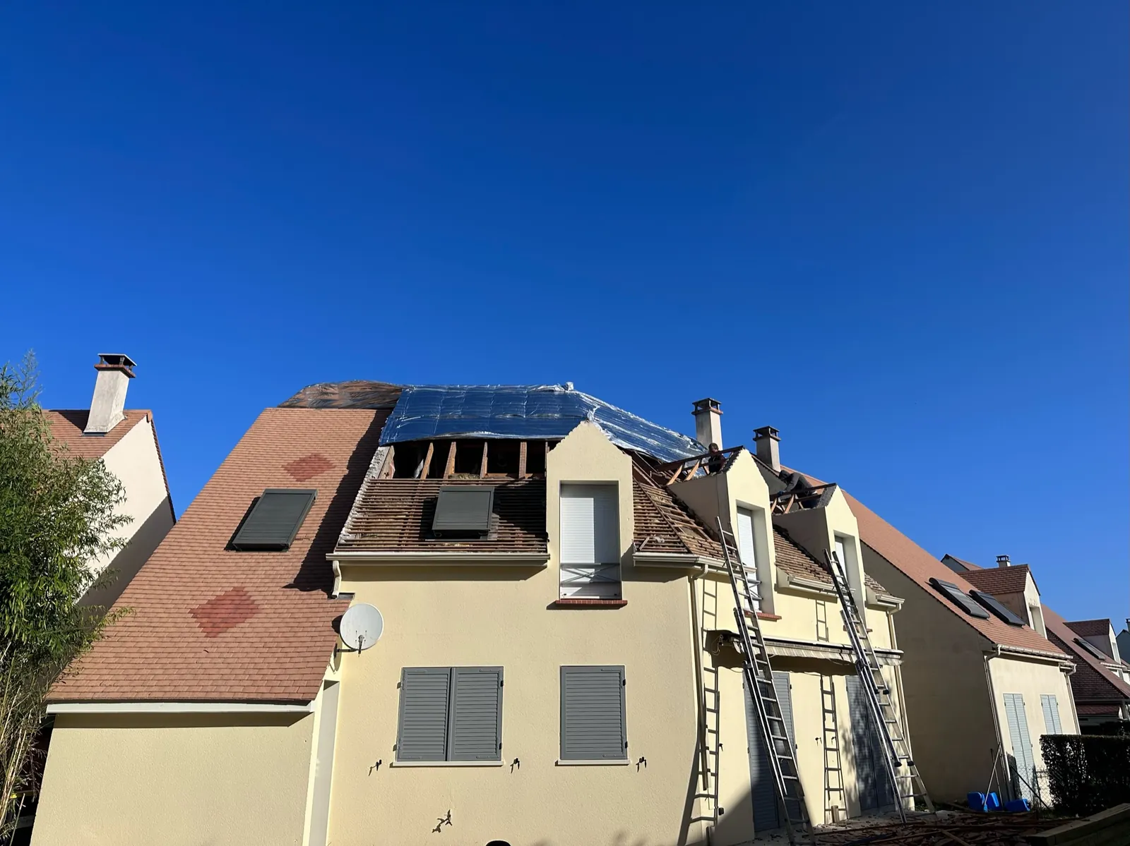 Remplacement d'une toiture en cours sur un pavillon — M. Simonard