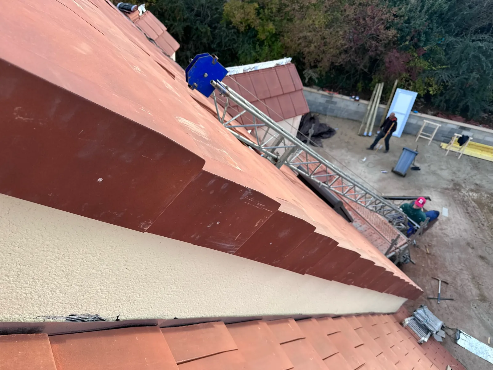 Rive de toiture en tuiles de terre cuite en cours de pose — M. Simonard