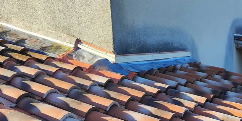 Solin en zinc contre un mur — M. Simonard, couvreur dans le Val-de-Marne
