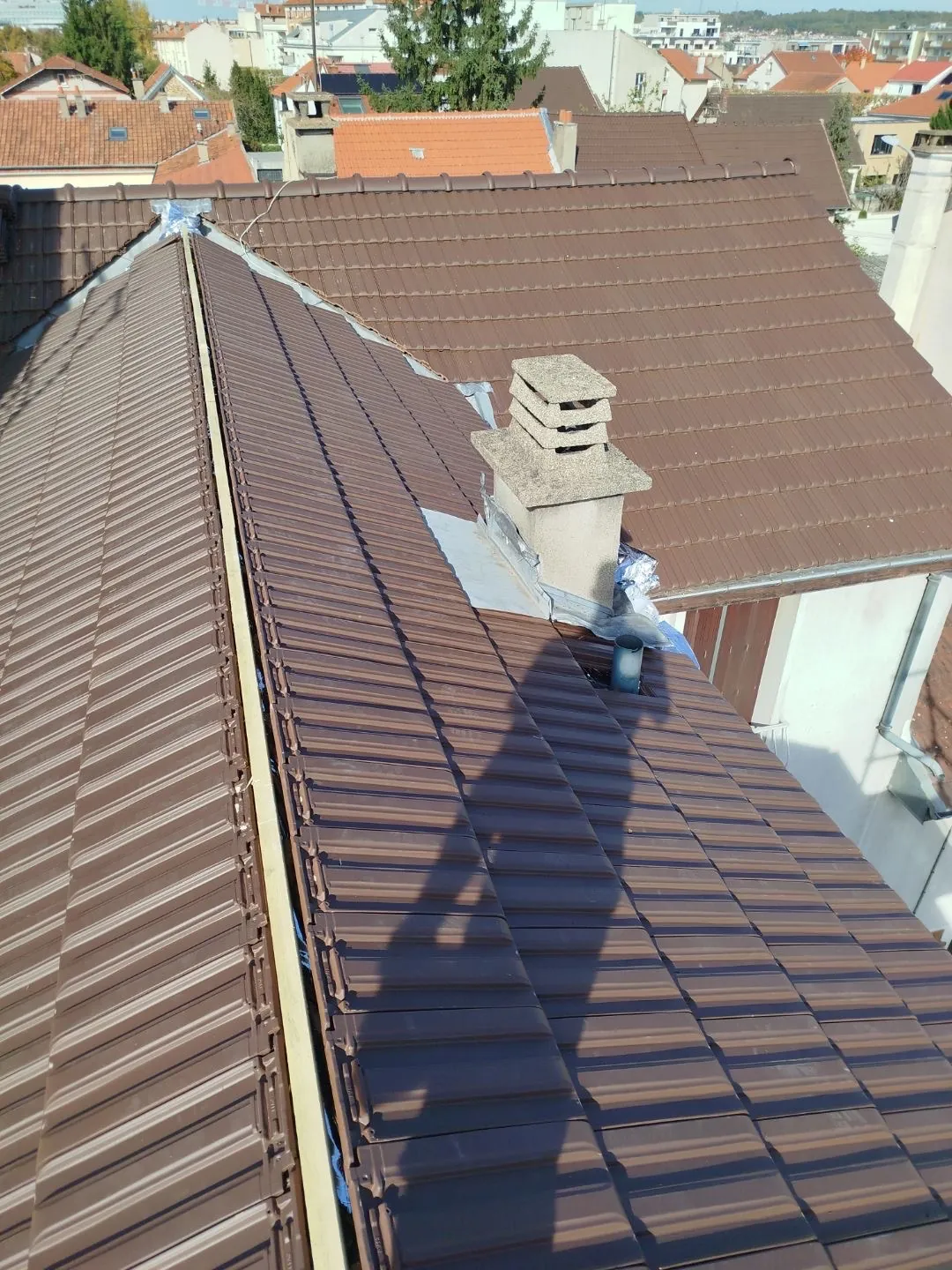 Souche de cheminée sur une toiture en tuiles neuves — M. Simonard, couvreur dans le Val-de-Marne