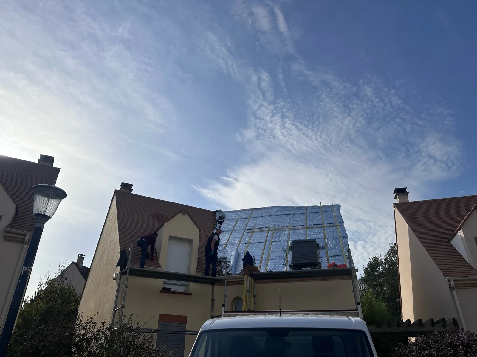Toiture bâchée pendant son remplacement — M. Simonard, couvreur dans le Val-de-Marne