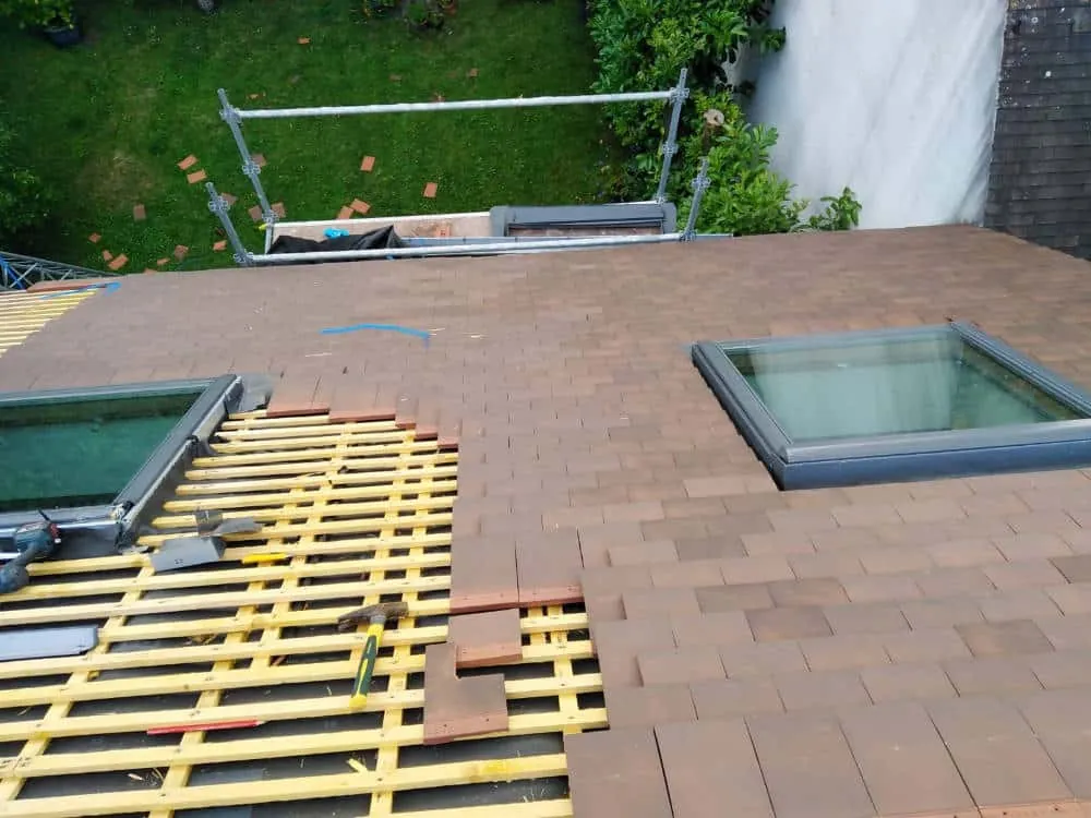 Toiture en tuiles plates avec deux fenêtres de toit — M. Simonard, couvreur dans le Val-de-Marne