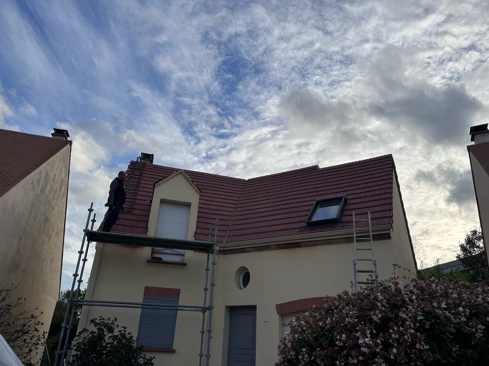 Toiture en tuiles rénovée, vue depuis la rue — M. Simonard, couvreur dans le Val-de-Marne