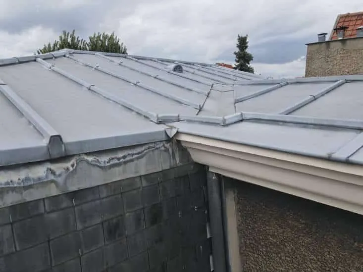 Toiture en zinc et gouttière, gros plan — M. Simonard, couvreur dans le Val-de-Marne