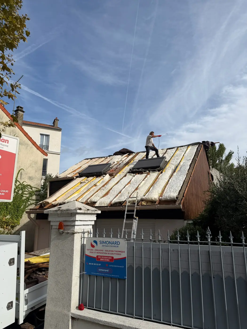 Pulvérisation du traitement préventif sur les chevrons, au Perreux-sur-Marne — M. Simonard, couvreur dans le Val-de-Marne