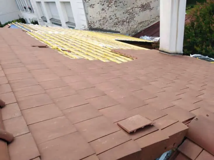 Tuiles plates et liteaux sur une toiture en rénovation — M. Simonard