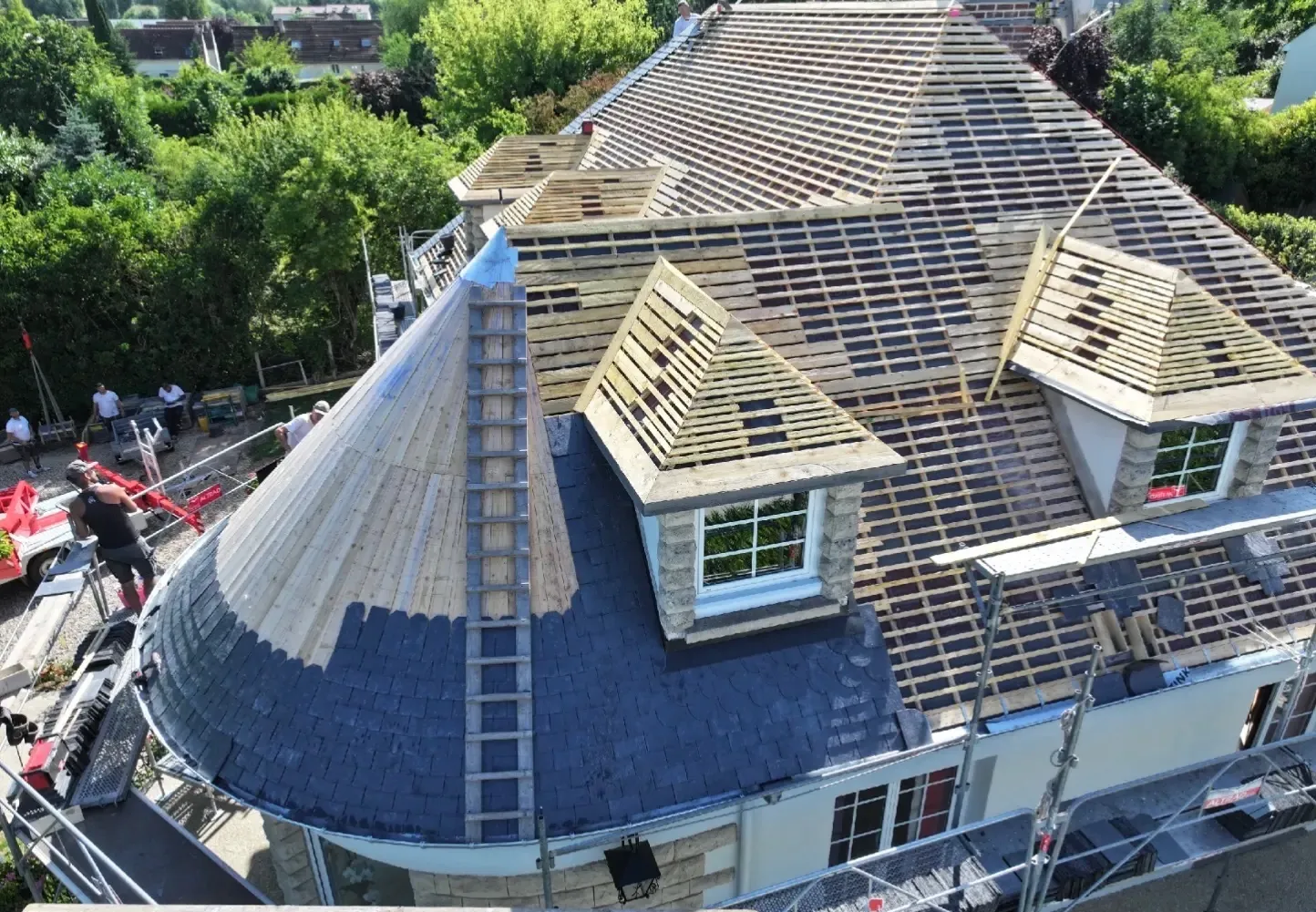 Lucarnes et tourelle en rénovation, vue aérienne — M. Simonard, couvreur dans le Val-de-Marne
