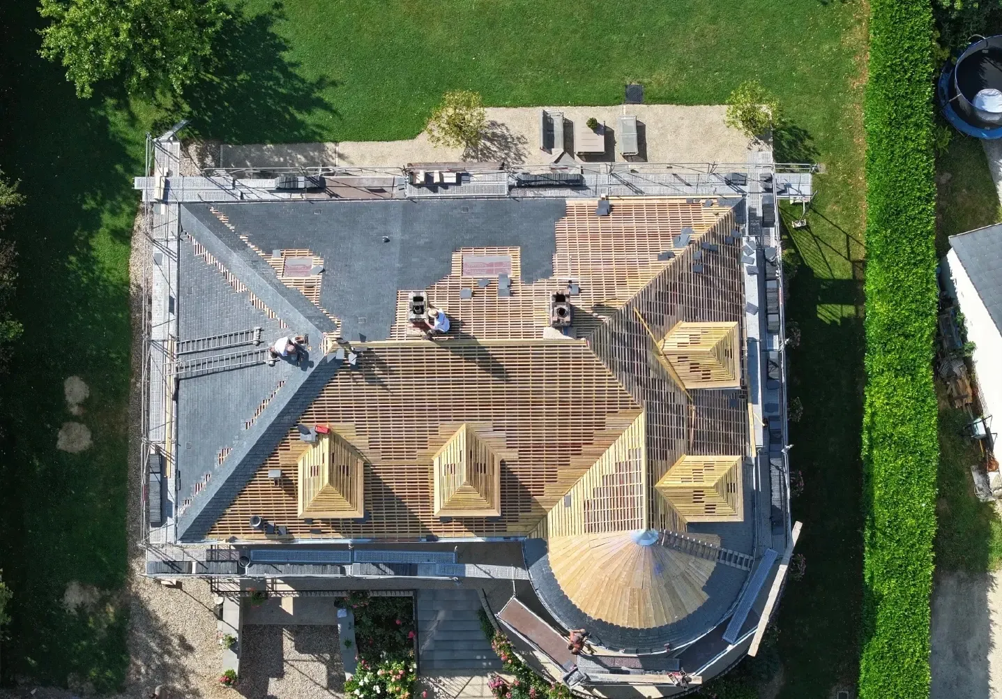 Toiture en ardoise vue du ciel, avec ses lucarnes — M. Simonard, couvreur dans le Val-de-Marne