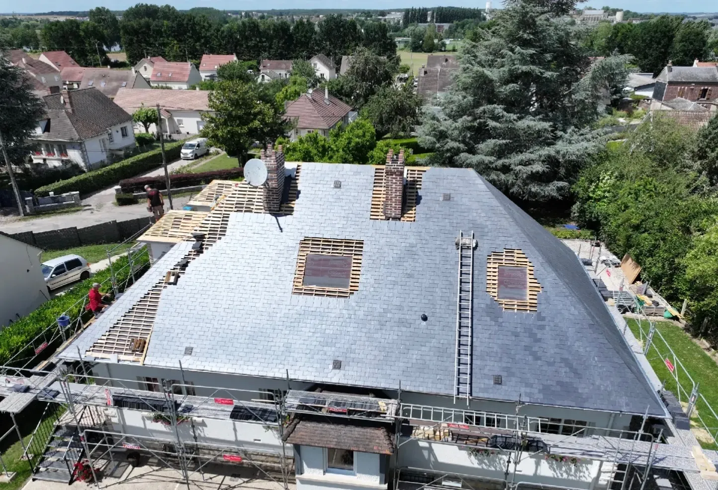 Toiture en ardoise et échafaudage de chantier, vue aérienne — M. Simonard, couvreur à Villeneuve-Saint-Georges