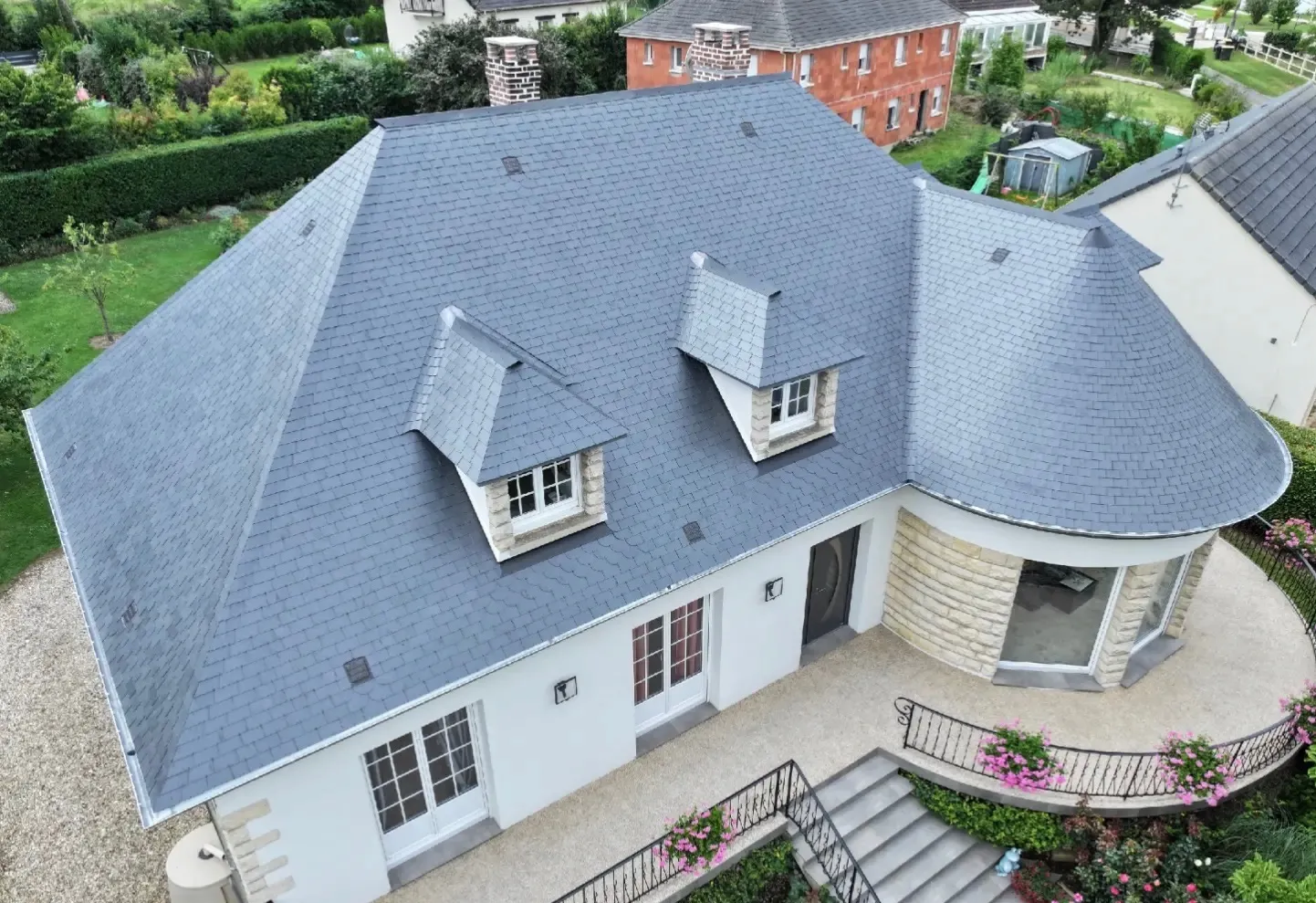 Toiture en ardoise et tourelle terminées, vue aérienne — M. Simonard, couvreur dans le Val-de-Marne