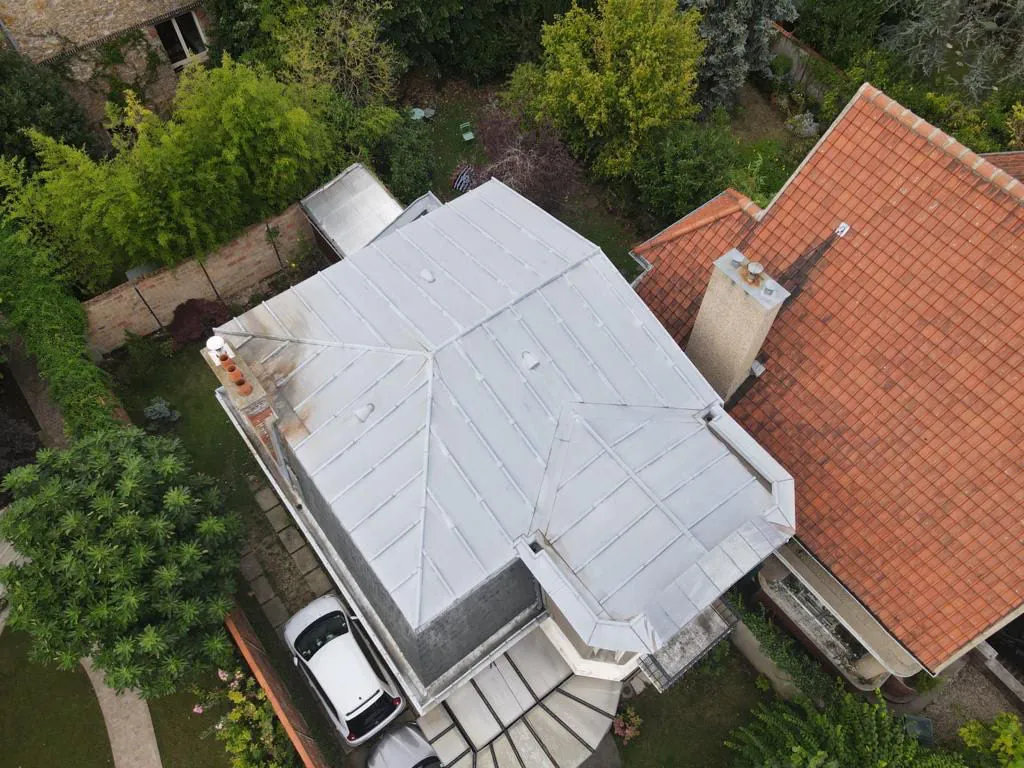 Toiture en zinc d'un pavillon, vue aérienne — M. Simonard, couvreur à Saint-Maurice