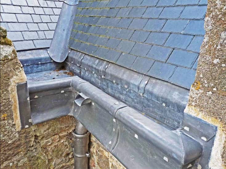 Gouttières en zinc installées sur une toiture à Joinville-le-Pont
