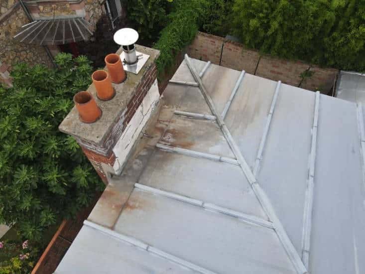 Vue sur une toiture en zinc dans lee val de marne avant intervention de M Simonard