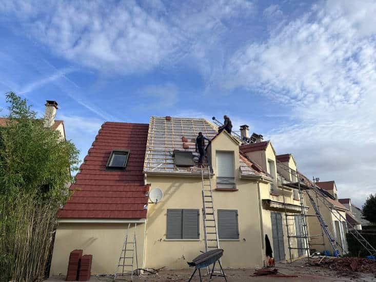 Gouttières en zinc installées sur une toiture dans le 94