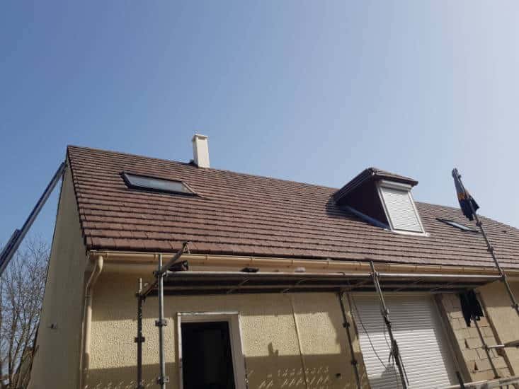 interventions ur une toiture en cours échelle posée fronton toiture simonard kenny couvreur dans le val de marne (94)