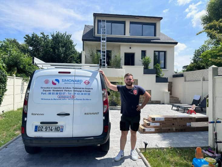 Rempalcement de toiture 94 - M Simonard près de son véhicule