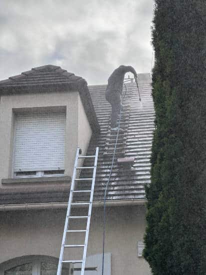 nettoyage de toiture traitement haute pression simonard kenny couvreur dans le val de marne (94)