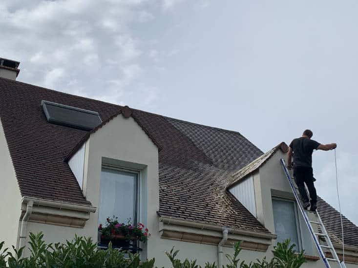 Nettoyage et démoussage de toiture 94 avec M Simonard
