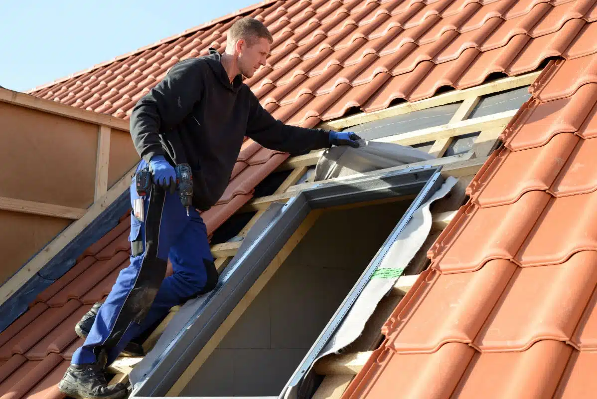 gros plan sur une fenêtre de toit installée sur une toiture à Alfortville avec m Simonard
