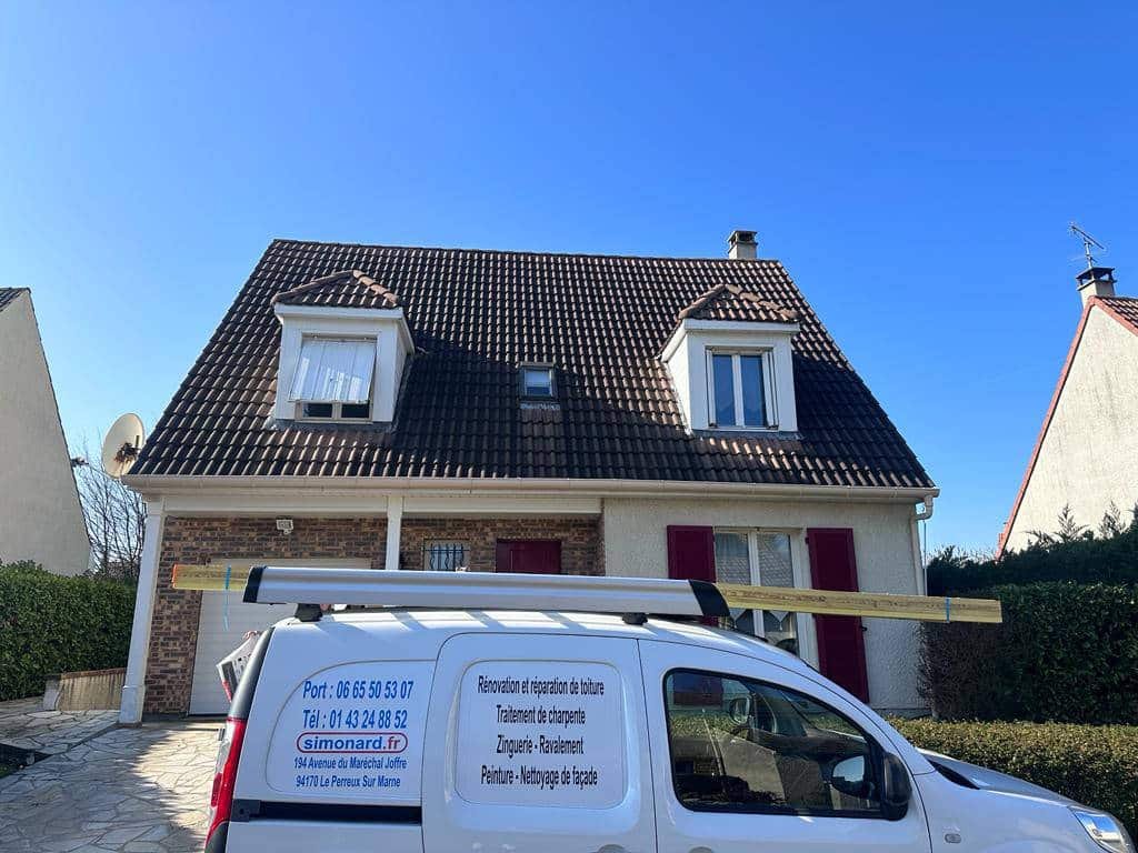 Véhicule de M. Simonard stationné devant un pavillon dans le Val-de-Marne