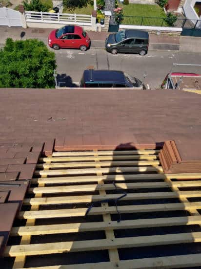 Travaux de rénovation d'une toiture effectuée au Péreux sur Marne. Suite l'orage de grêle du 3 mai, on envoie la pose de nouvelles tuiles en emplacement des tuiles abîmées par les grêlons.