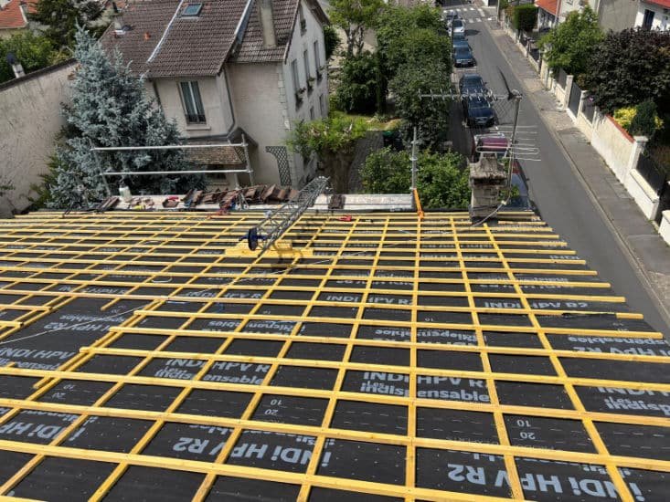 Rénovation de toiture à Joinville-le-Pont vue sur de nouveaux liteaux posés sur un un écran sous-toiture
