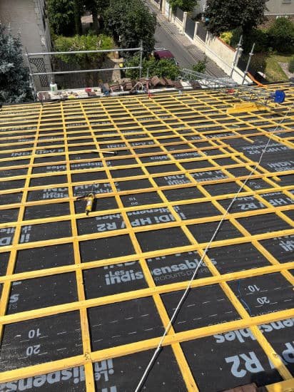 Rénovation de toiture au perreux sur MArne avec m Simonard pose de liteaux et d'écrans sous toiture.